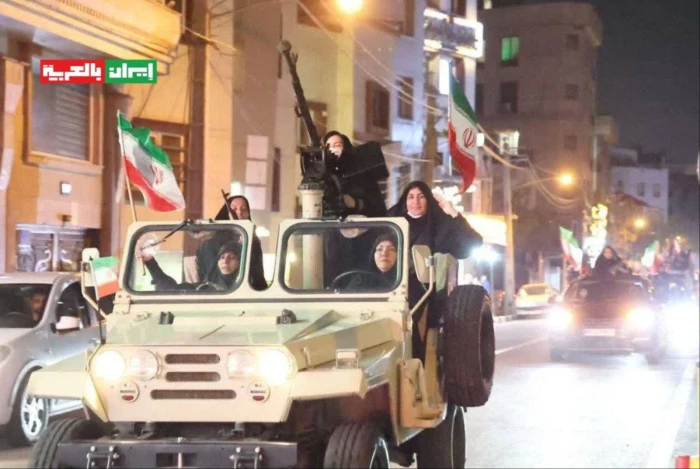 صحيفة المرصد – مجندات «إيرانيات» يحملن أسلحة ثقيلة وبنادق آلية داخل مركبة عسكرية في شوارع طهران صحيفة المرصد - مجندات «إيرانيات» يحملن أسلحة ثقيلة وبنادق آلية داخل مركبة عسكرية في شوارع طهران
