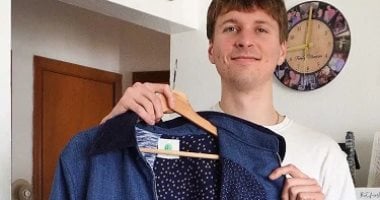 رجل يحول ملابس والدته الراحلة إلى تصميمات رجالية يرتديها لإحياء ذكراها رجل يحول ملابس والدته الراحلة إلى تصميمات رجالية يرتديها لإحياء ذكراها