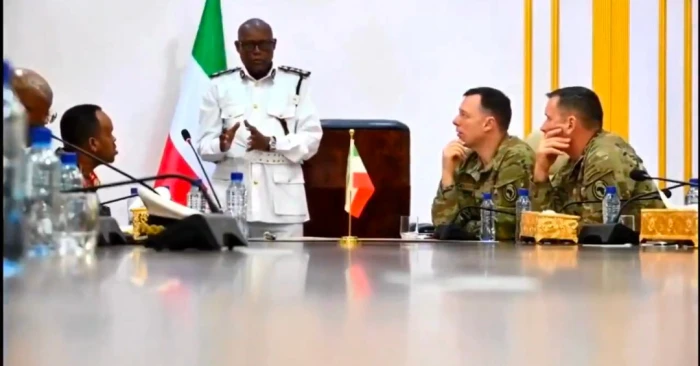 صحيفة المرصد – بالفيديو: وصول وفد عسكري أمريكي رفيع المستوى إلى أرض الصومال.. وكشف الهدف من الزيارة صحيفة المرصد - بالفيديو: وصول وفد عسكري أمريكي رفيع المستوى إلى أرض الصومال.. وكشف الهدف من الزيارة