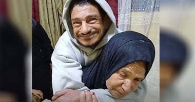 أم محمد تحمل نجلها على ظهرها منذ 45 عاما رغم المرض ببورسعيد.. فيديو وصور