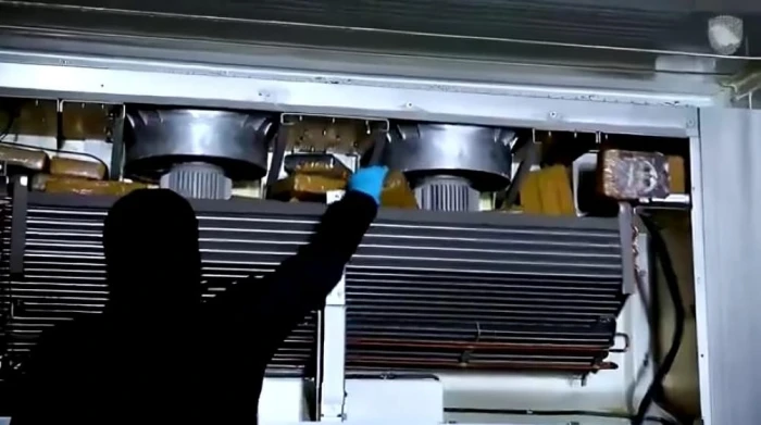 صحيفة المرصد - «عُثر عليها مخبأة داخل تكييف حاوية».. بالفيديو.. لحظة إحباط محاولة تهريب أكثر من 29 كيلو جرام من مادة الكوكايين في ميناء جدة الإسلامي