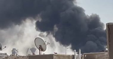 مواد سريعة الاشتعال تعيق إخماد حريق مخزن خردة بمدينة نصر