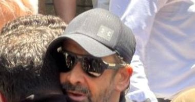 أشرف زكى وكريم عبد العزيز وأحمد رزق يساندون منة شلبى فى جنازة والدها