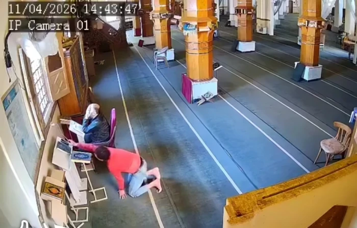 صحيفة المرصد - بالفيديو: لص يستغل خشوع أحد المصلين في مسجد بمدينة رأس البر بمصر ويسرق هاتفه