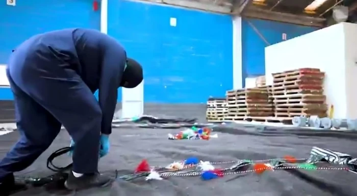 صحيفة المرصد - مخبأة داخل إرسالية خيام.. بالفيديو.. إحباط تهريب أكثر من 154 ألف حبة «إمفيتامين» في منفذ الحديثة