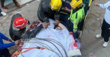 الحماية المدنية تساعد فى إنزال سيدة تزن 350 كيلو للعلاج بالمطرية.. فيديو