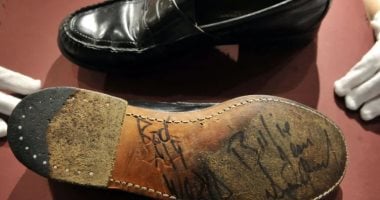 حذاء ملك البوب مايكل جاكسون معروض للبيع بـ7500 دولار فى مزاد علنى