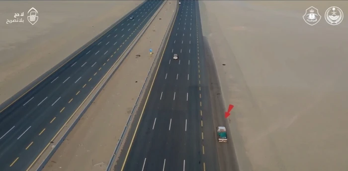 صحيفة المرصد - بالفيديو: طائرة «درون» توثق ضبط مقيم حاول تهريب 5 أشخاص إلى مكة دون تصريح