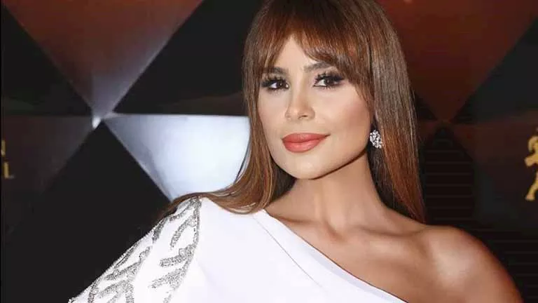 بالأحمر الناري.. كارول سماحة تتألق بإطلالة شتوية أنيقة