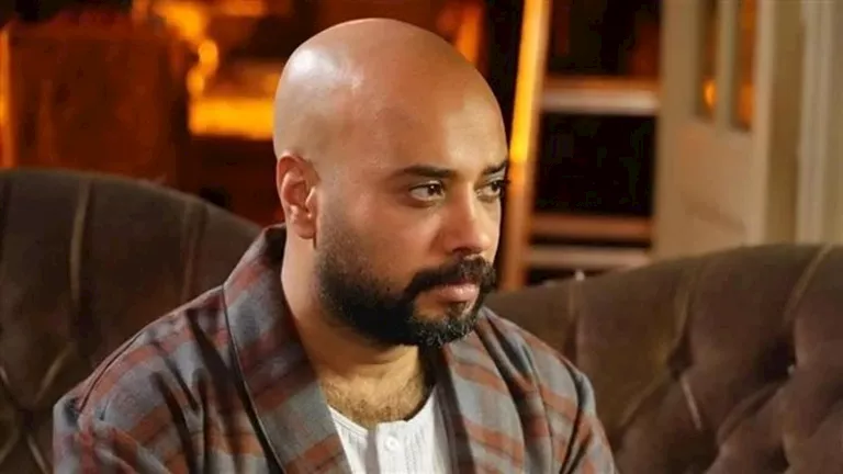 حاتم صلاح يعلن وفاة والده ويحدد موعد صلاة الجنازة