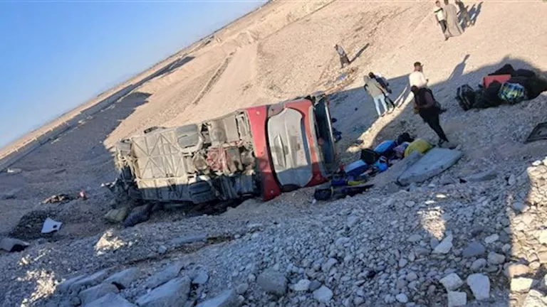 الدفع بـ 20 سيارة إسعاف لنقل مصابي حادث صحراوي قنا (صور)