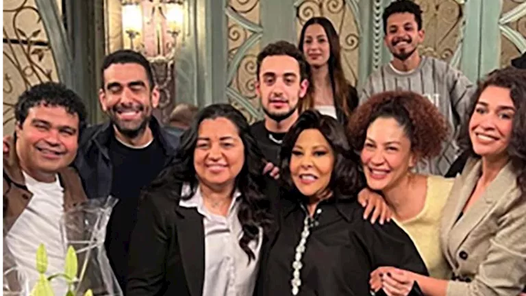 فيديو من احتفال أسرة تيتا زوزو بعيد ميلاد "صاحبة السعادة" إسعاد يونس