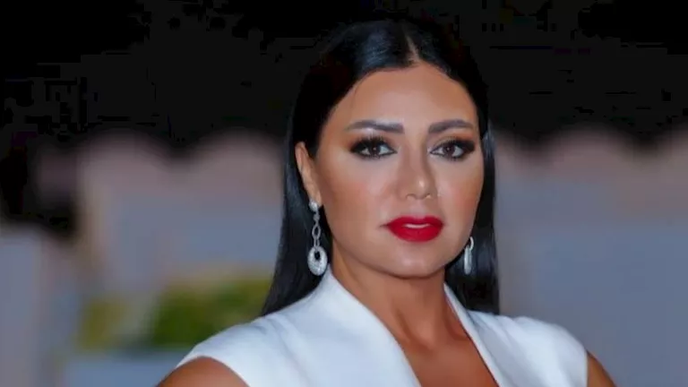 بلوك جريء ومميز- رانيا يوسف تخطف الأنظار بإطلالتها