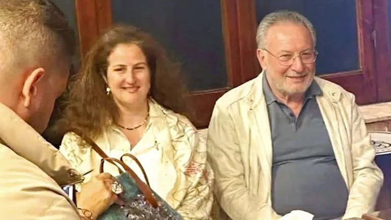 الملك أحمد فؤاد وأسرته يزورون مقهى شعبي بالإسكندرية