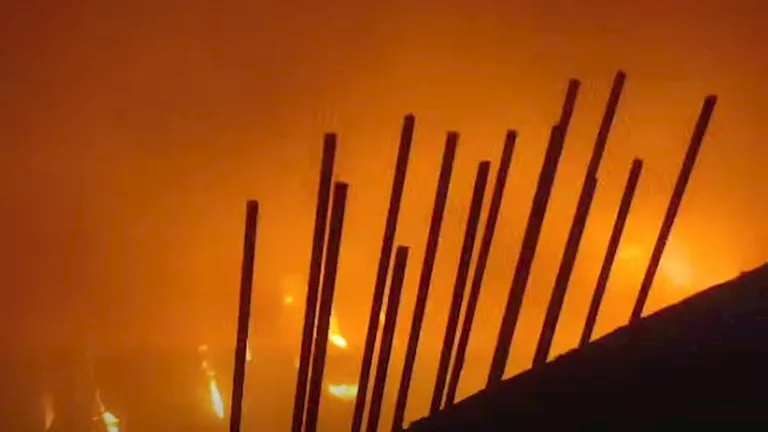 120 دقيقة من المواجهة.. الحماية المدنية تسيطر على حريق مخازن أخشاب بمؤ