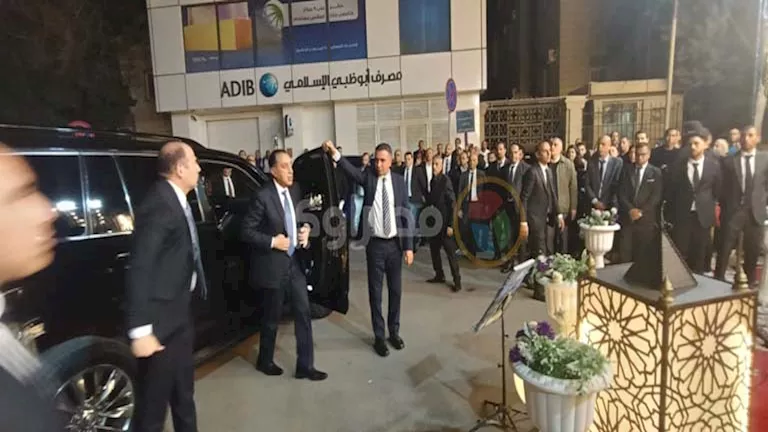 عزاء والدة أحمد عز.. رئيس الوزراء يصل مسجد عمر مكرم