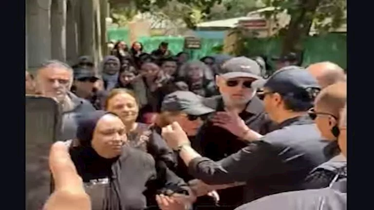 انهيار الفنانة منة شلبي من البكاء خلال مراسم دفن والدها- صور