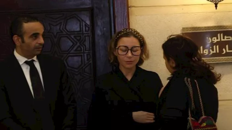 يسرا وشيرين وكريم عبدالعزيز في عزاء والد الفنانة منة شلبي - صور