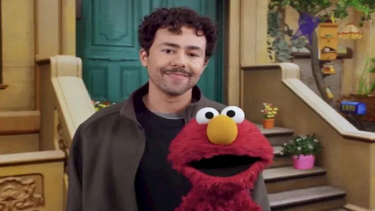 من هو الفنان المصري الأصل رامي يوسف الذي أغضب أنصار ترامب