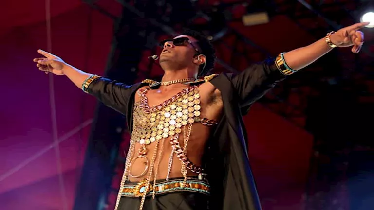 أحدثهم مسلم.. نجوم أثاروا الجدل بملابس وصفت بـ "النسائية"