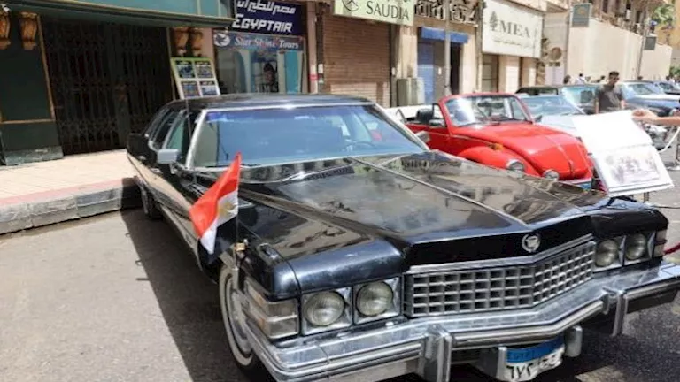 كاديلاك Fleetwood talisman الكلاسيكية تظهر في وسط القاهرة.. صور وفيديو