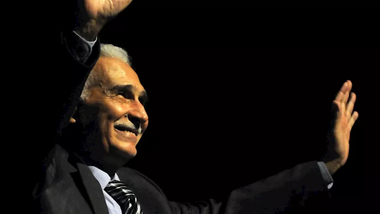 نجل عبدالرحمن أبو زهرة يوضح حقيقة إصابة والده بـ"ورم في الرئة"