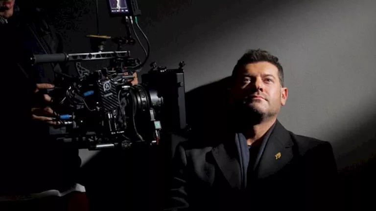 بالصور.. عمرو يوسف يروج لمسلسل "الفرنساوي"