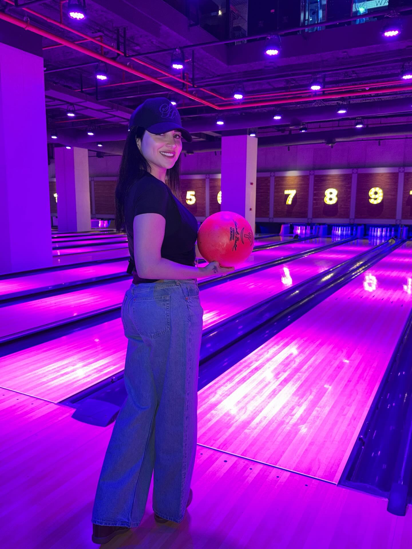 مي عز الدين تلعب بولينج