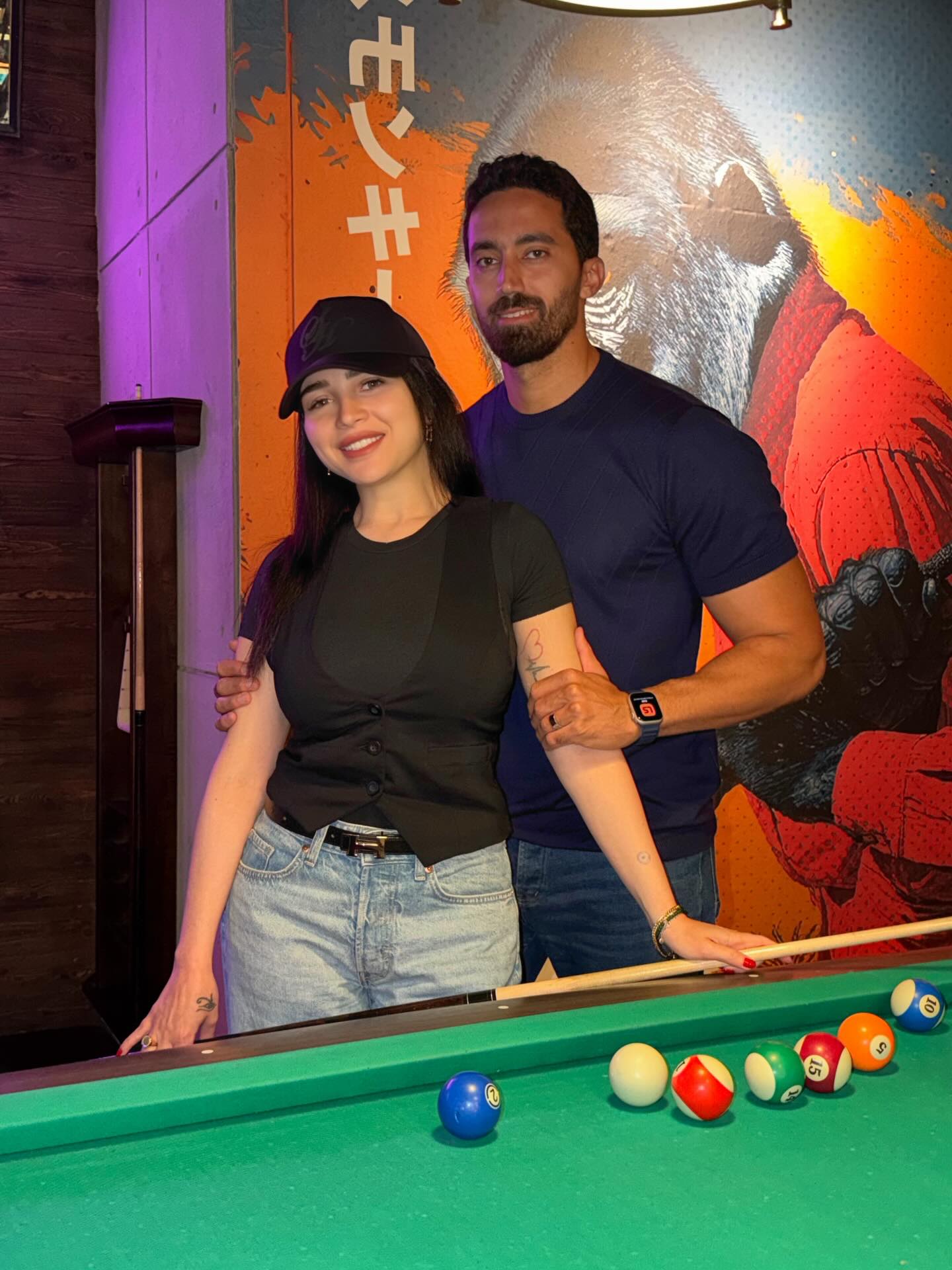 مي عز الدين وزوجها احمد تيمور بجانب ترابيزا بلياردو