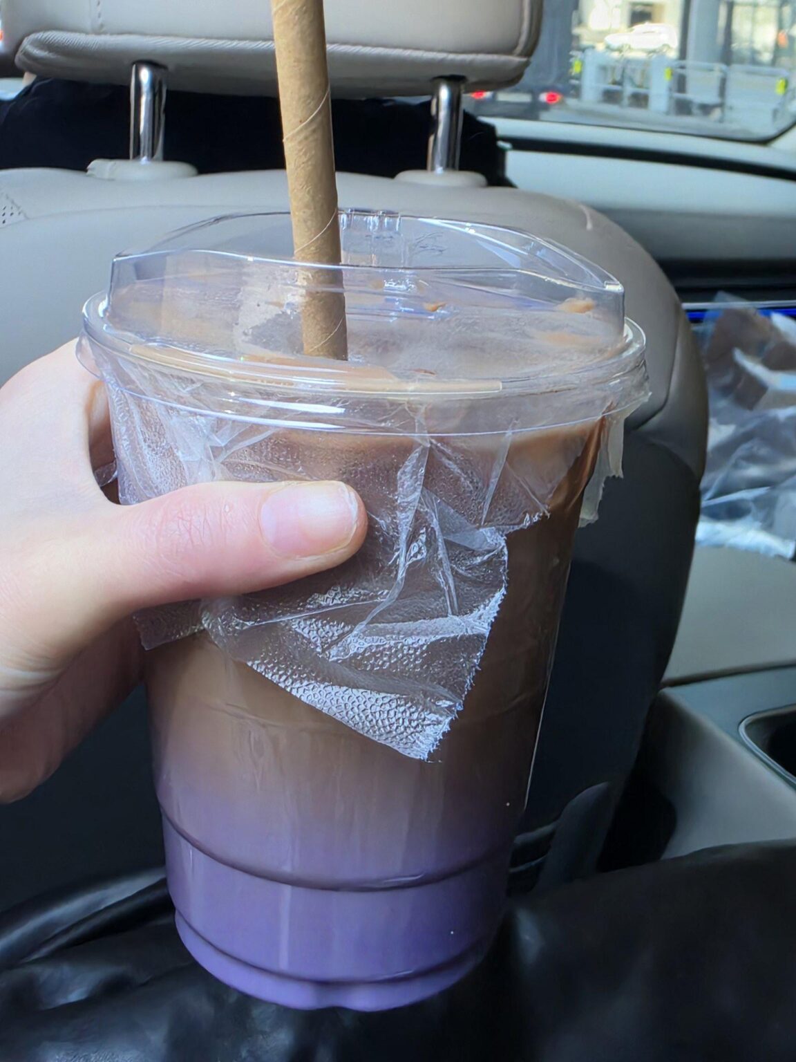 260408 تحديث تويتر IM_LESSERAFIM مع هوه يونجين - كنت سعيدًا بخروج مشروب جديد لذلك بدأت يومي بمزاج جيد مع 𝓾𝓫𝓮 𝓬𝓪𝓯𝓮 𝓵𝓪𝓽𝓽𝓮، 🄲🄴🄻🄴🄱🅁🄰🅃🄴 #حان_الاحتفال