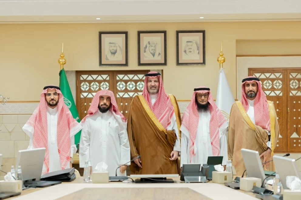 الأمير فيصل بن سلمان يستقبل عدداً من أفراد أسرة المؤرخ بن لعبون - أخبار السعودية