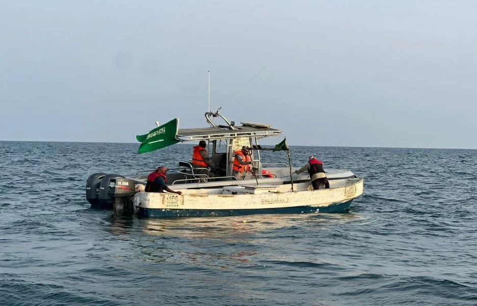 حرس الحدود بمنطقة مكة ينقذ مقيمين تعطّلت واسطتهما البحرية في عرض البحر - أخبار السعودية