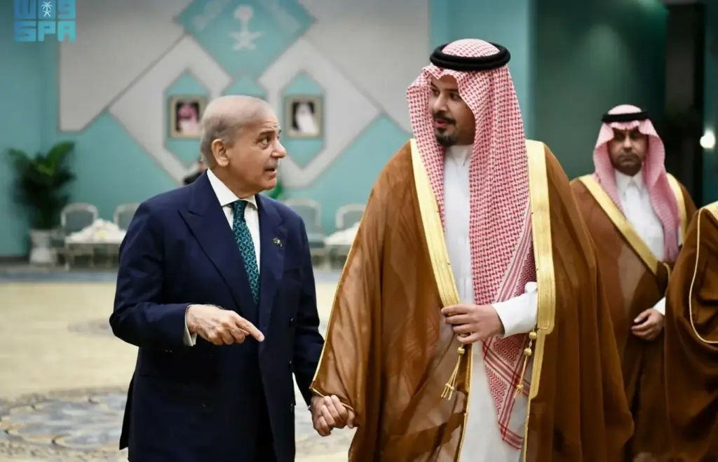 رئيس وزراء باكستان يصل إلى المدينة المنورة - أخبار السعودية