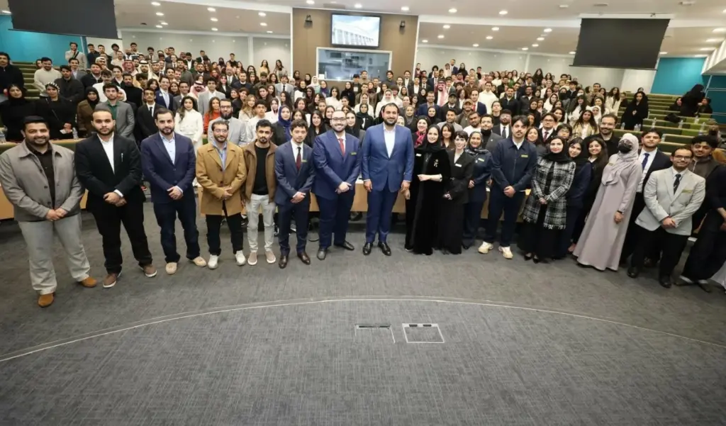 سفير خادم الحرمين لدى المملكة المتحدة يلتقي الطلبة المبتعثين في بريطانيا - أخبار السعودية