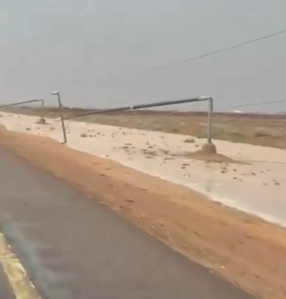 الرياح تُسقط أعمدة الكهرباء في رياض الخبراء.. و«الطاقة»: السبب «الأحوال»! - أخبار السعودية