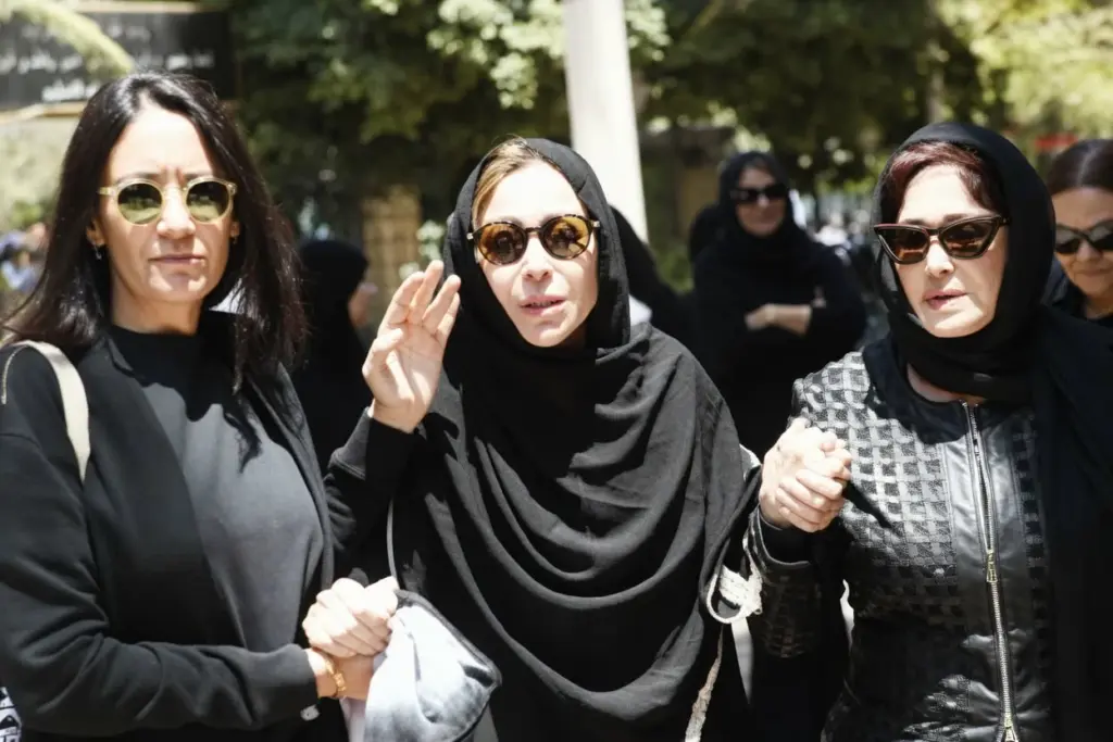 ما بين الانهيار والمواساة.. تشييع جثمان والد منة شلبي - أخبار السعودية