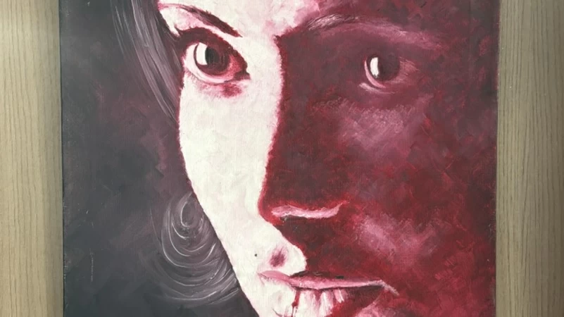 فاجأ الجمهور بموهبة أخرى.. أحمد حلمي يرسم منى زكي قبل 27 عاماً - أخبار السعودية