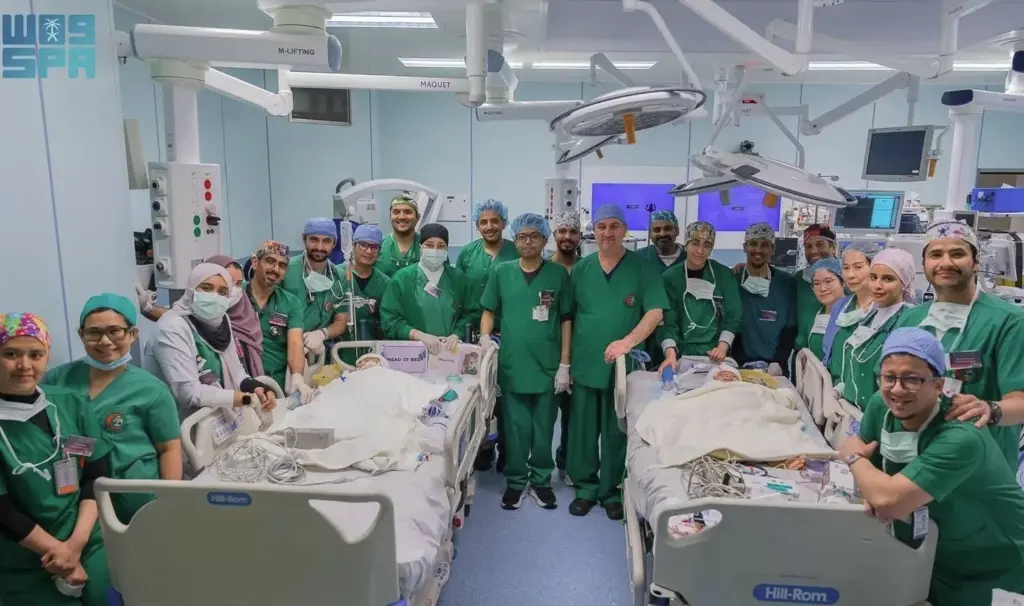 الفريق الطبي والجراحي يستكمل عملية فصل التوأم الملتصق الفلبيني «كليا وموريس آن» - أخبار السعودية