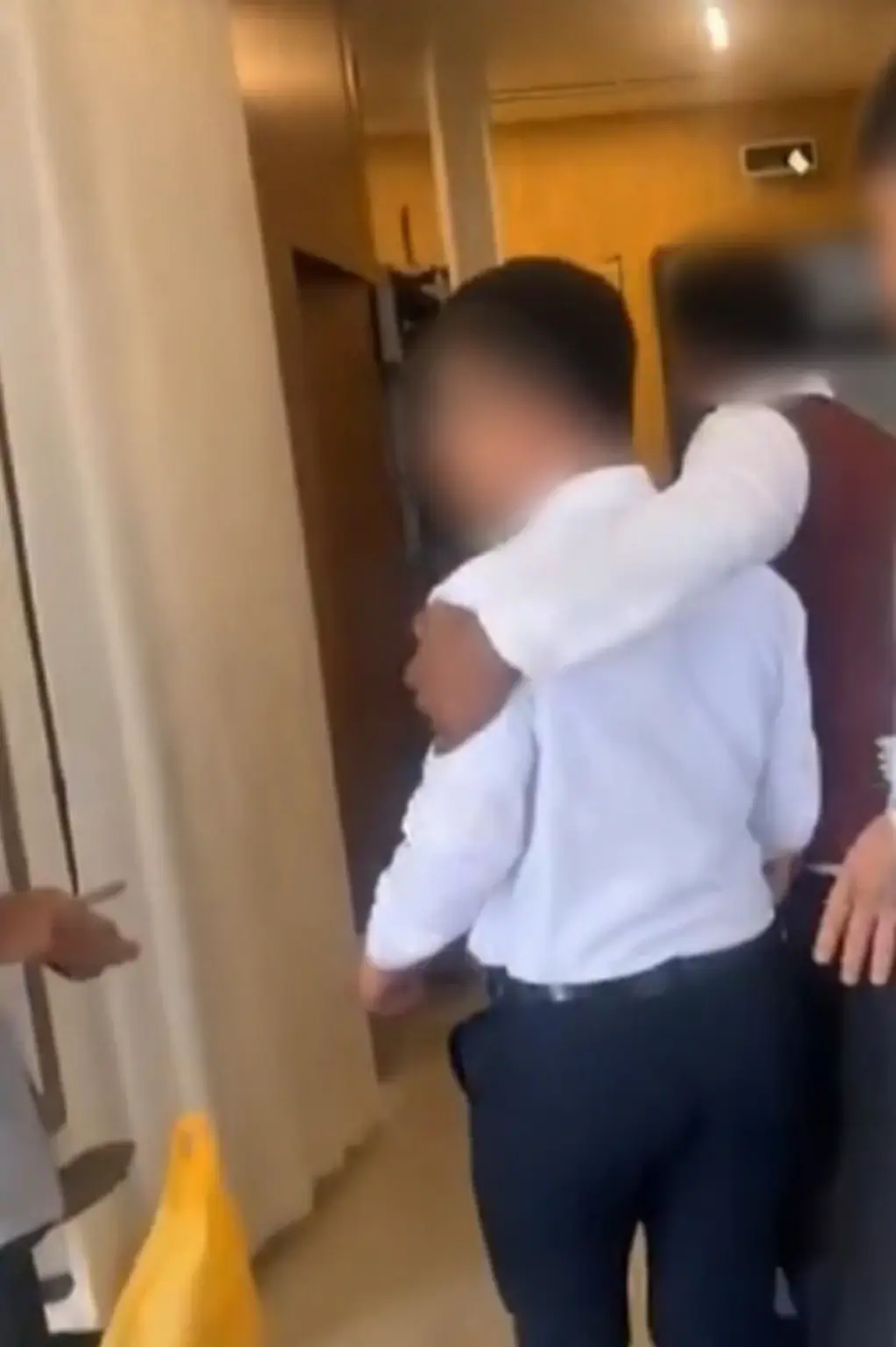 قطع الكهرباء يشعل أزمة داخل فندق بين موظف عربي ونزيلة سعودية - أخبار السعودية