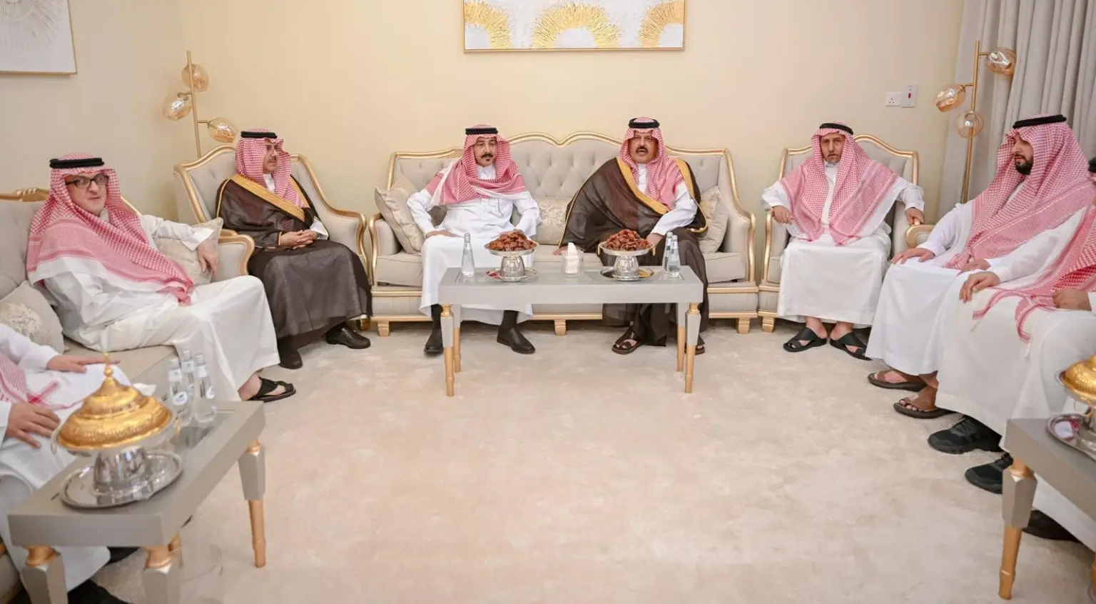 أمير حائل ونائبه يقدّمان واجب العزاء لأسرة السبهان - أخبار السعودية