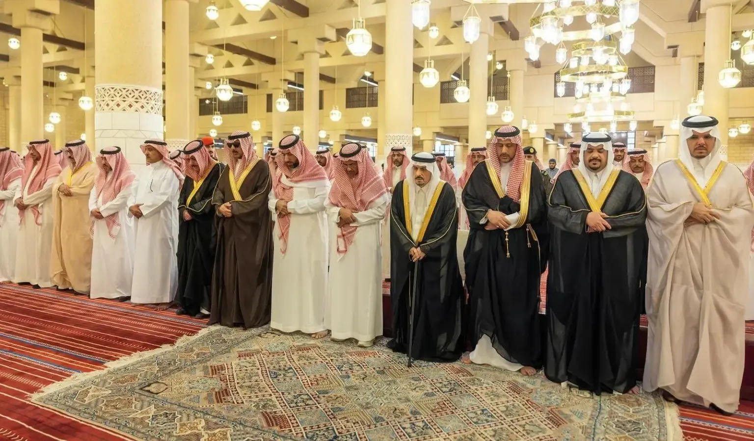 أمير الرياض يؤدي صلاة الميت على محمد بن فيصل بن محمد آل سعود - أخبار السعودية