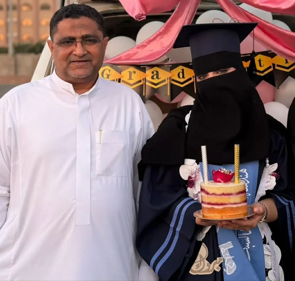 الزميل مكي عمر يحتفل بتخرج ابنته - أخبار السعودية