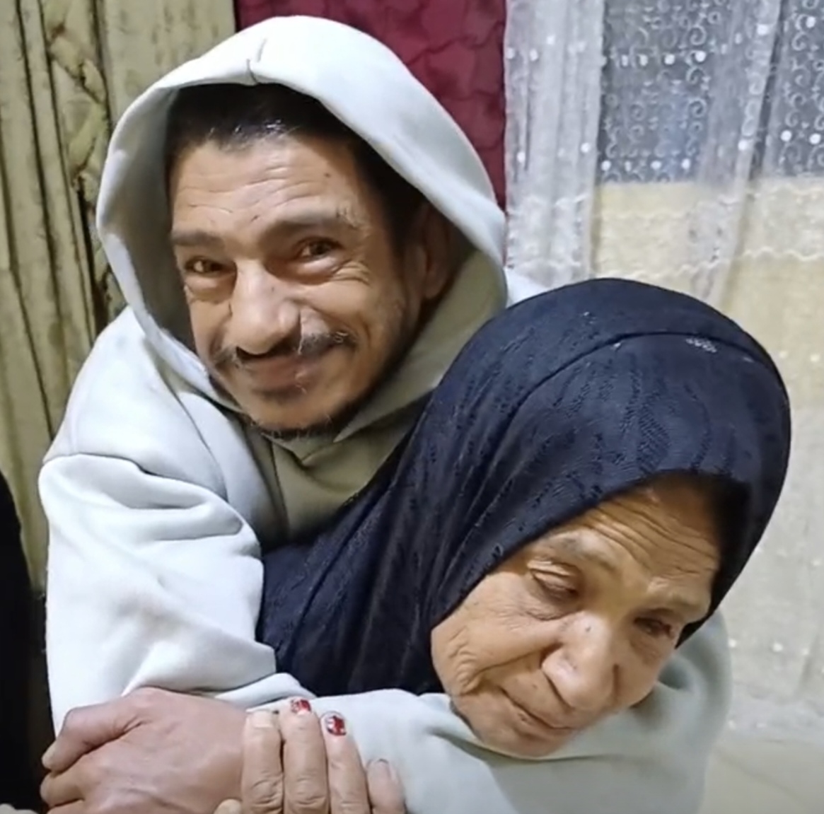 الابن مع والدته