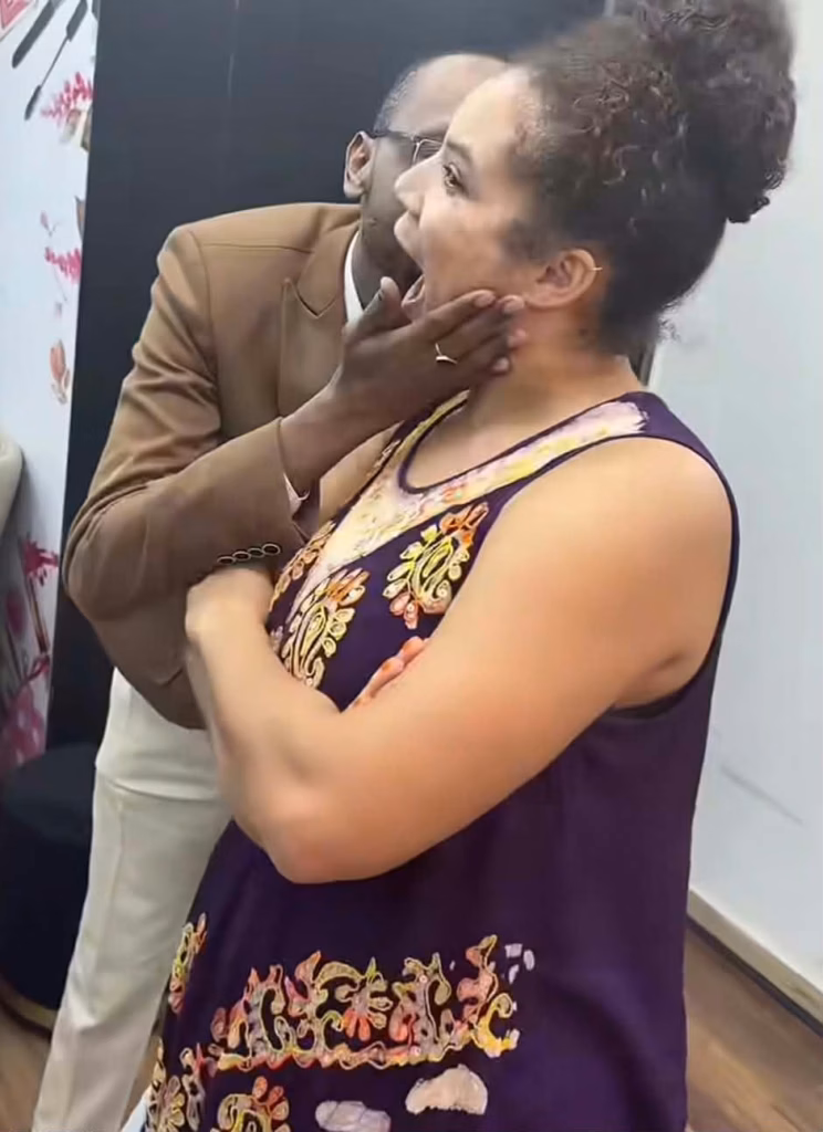 شاهد بالفيديو.. الفنان سجاد بحري يفاجئ الجميع ويعلن خطوبته من الفتاة الأمريكية: (خطيبتي وحتبقى زوجتي.. أبوسها وأعمل معاها العاوز أعمله)