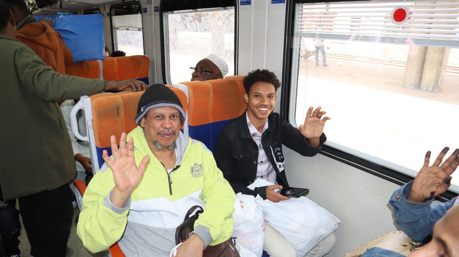 السكة الحديد تسير قطاراً خاصاً لنقل مئات الأسر السودانية ضمن العودة الطوعية (2)