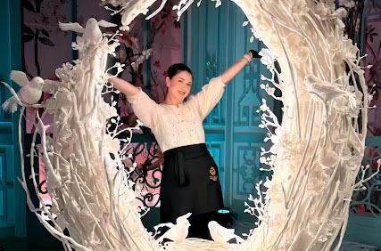 اللبنانية زينة عيتاني توقّع على اضخم قالب حلوى لحفل زفاف نجل محمد عبده في جدة… شاهدوا الفيديو 