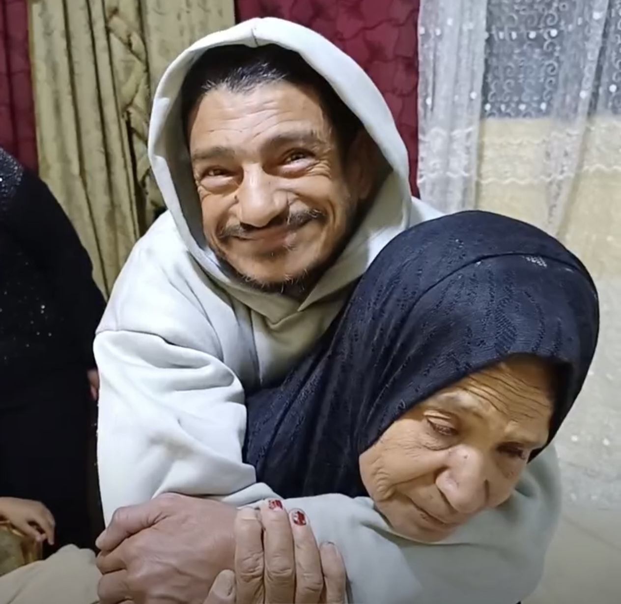 السيدة تحمل نجلها