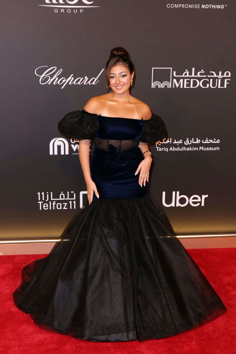 الممثلة السعودية ماريا بحراوي بإطلالة سوداء اللون من توقيع المصممة تيما عابد في مهرجان البحر الأحمر السينمائي.