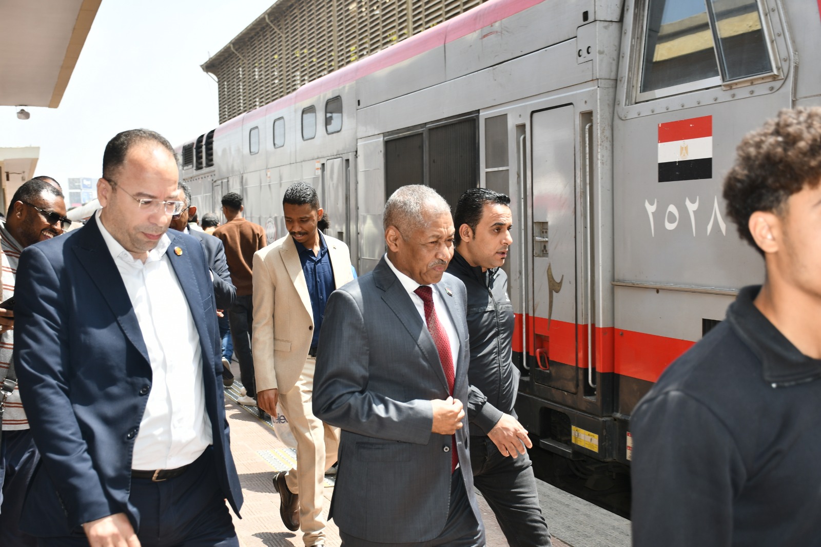 السكة الحديد تسير قطاراً خاصاً لنقل مئات الأسر السودانية ضمن العودة الطوعية (1)