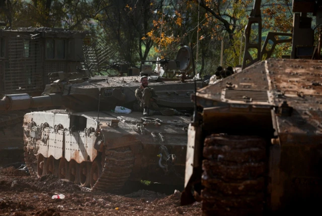 جندي إسرائيلي يجلس على آلية عسكرية بالقرب من الحدود الإسرائيلية اللبنانية